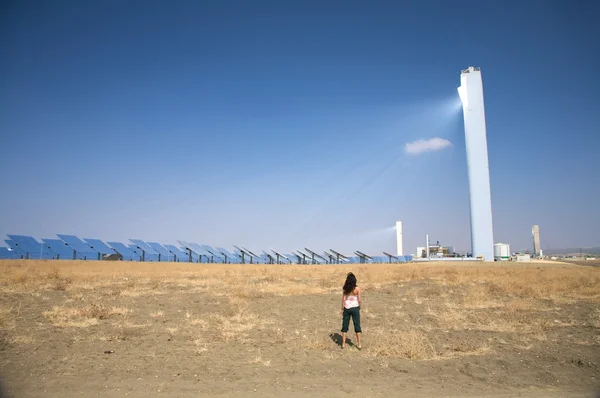 태양광 발전소에 여자 — 스톡 사진