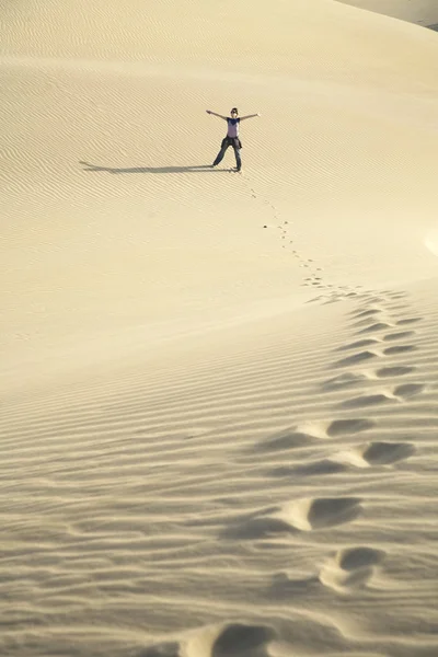 Kobieta w piasku — Zdjęcie stockowe