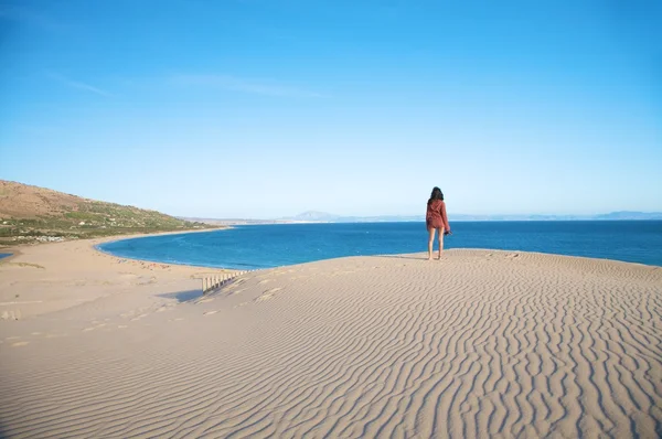 Kvinna stora dune och havet — Stockfoto
