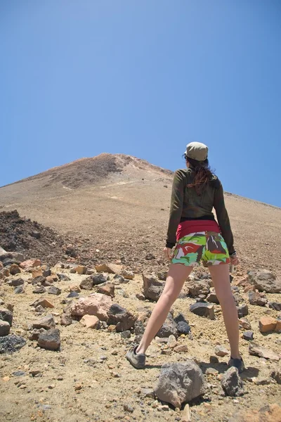 Frau den Vulkan hinunter — Stockfoto