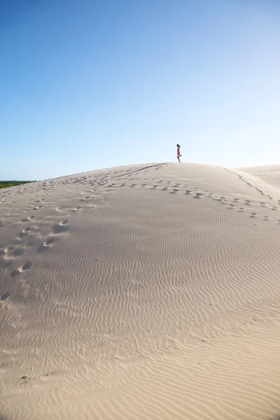 Femme sur une grande montagne de sable — Photo