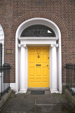 sarı klasik kapı