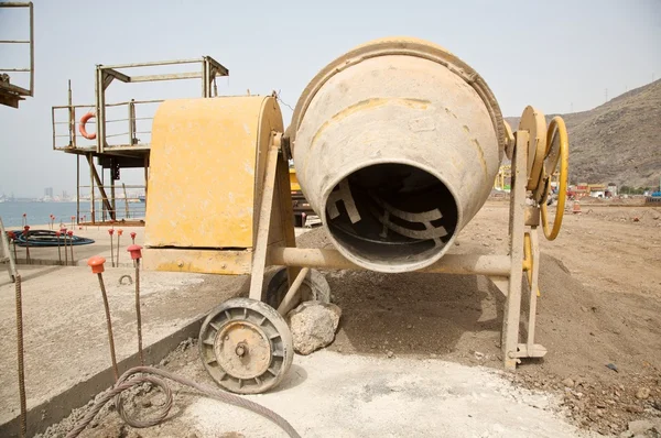 Misturador de cimento amarelo — Fotografia de Stock