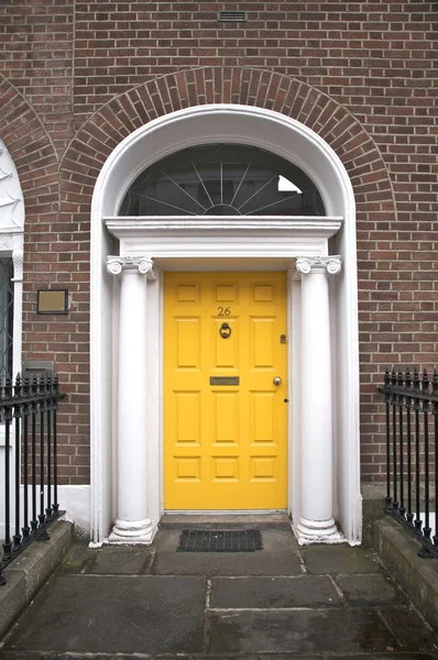 Желтая классическая дверь — стоковое фото
