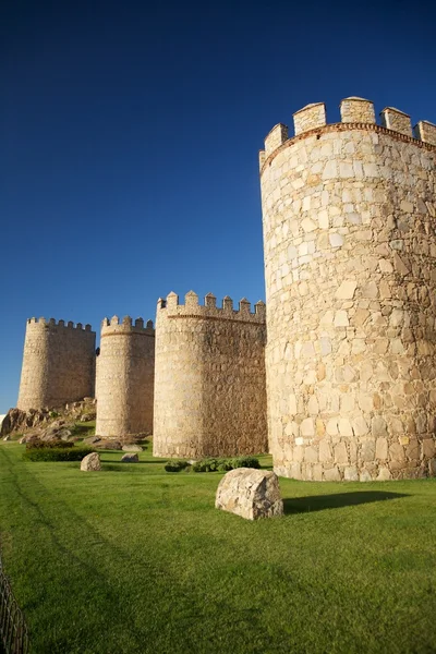 Fortificação céu azul e grama verde — Fotografia de Stock