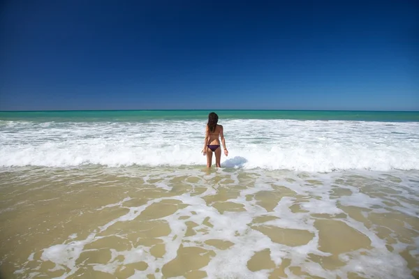 Mulher de biquíni distante na praia Conil — Fotografia de Stock