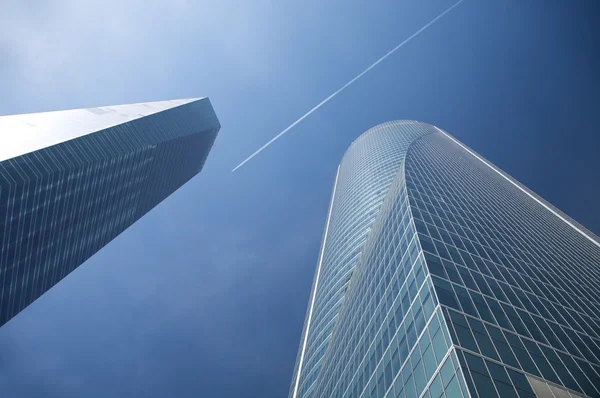 고층 빌딩 사이 비행 — 스톡 사진