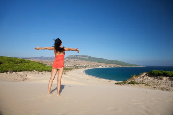 Mulher voadora na praia de Bolonia — Fotografia de Stock
