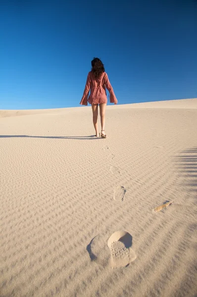 Fotspår kvinna på dune — Stockfoto