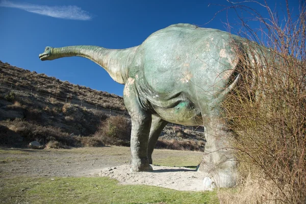 Detrás de dinosaurio muñeca grande — Foto de Stock