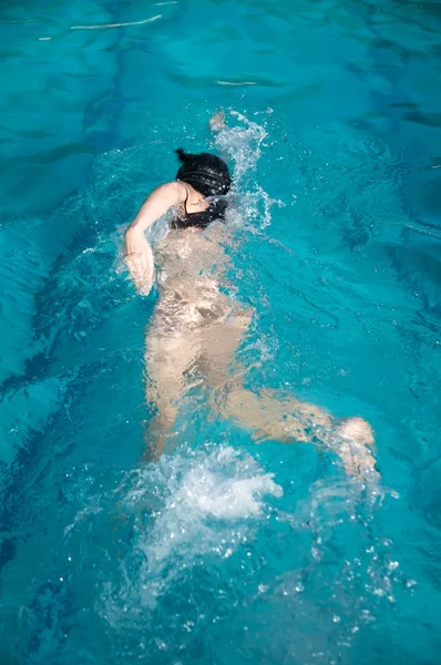 Back woman swimming — Stock Photo, Image