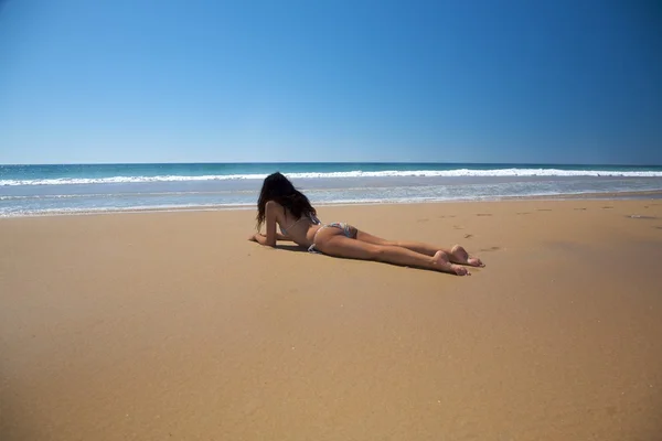 Bikini femme couché sur le sable — Photo