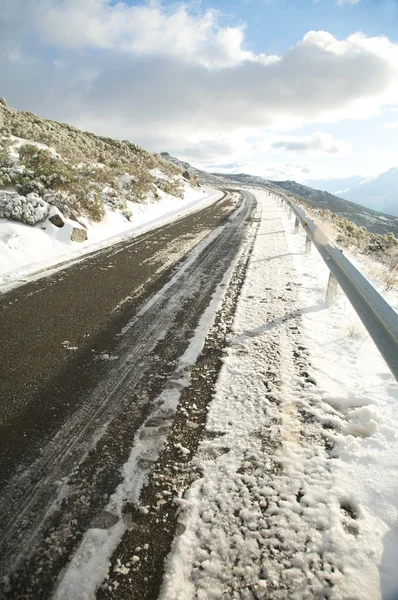 Dangerous snow road — Stock Photo, Image