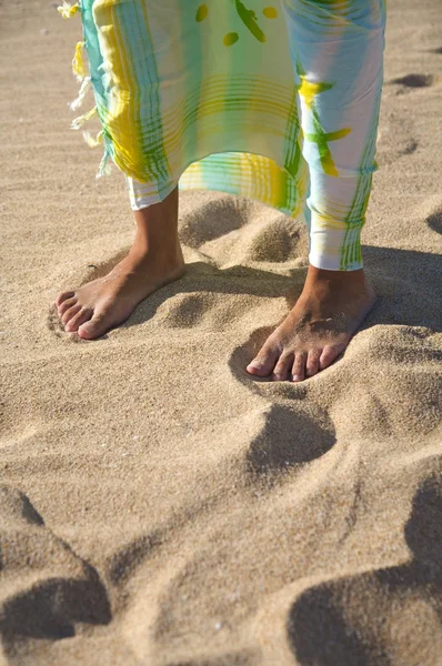 Pies y envoltura de playa — Foto de Stock