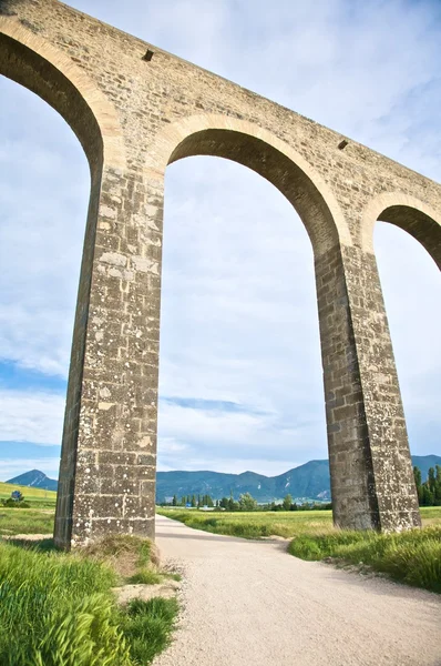 Wielkim łukiem akweduktu — Zdjęcie stockowe