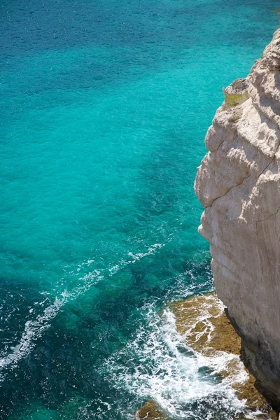 Stora klippan och grönt vatten — Stockfoto