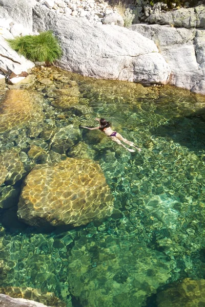 Большой природный бассейн с женщиной — стоковое фото