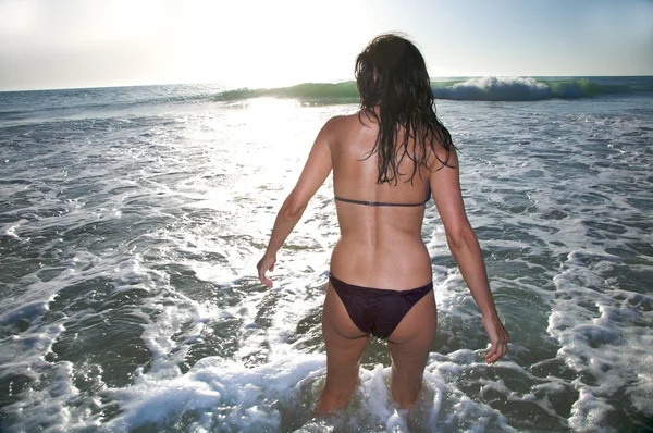 Bikini donna posteriore contro il sole — Foto Stock