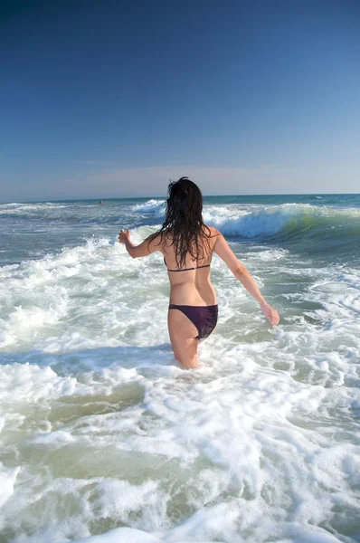 Nő vissza lila bikini — Stock Fotó