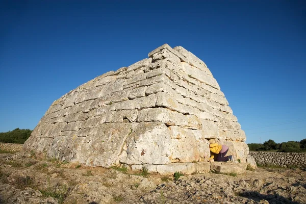 Nieuwsgierigheid bij prehistorische monument — Stockfoto