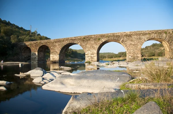 Αρχαία γέφυρα σε ένα ποτάμι στη Σαλαμάνκα — Φωτογραφία Αρχείου