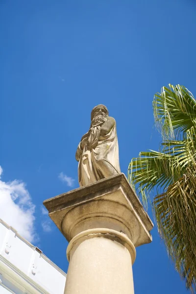 Estátua antiga sobre coluna — Fotografia de Stock