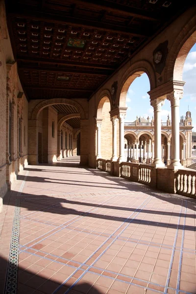 Arcade sur la place publique d'Espagne à Séville — Photo