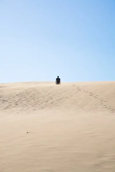 Retour homme désert noir — Photo