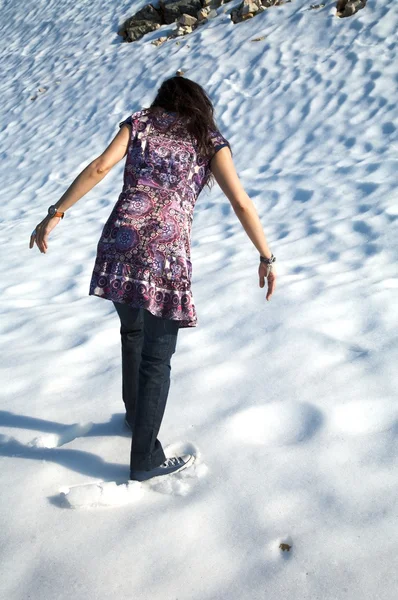 Indietro donna sulla neve a salamanca — Foto Stock