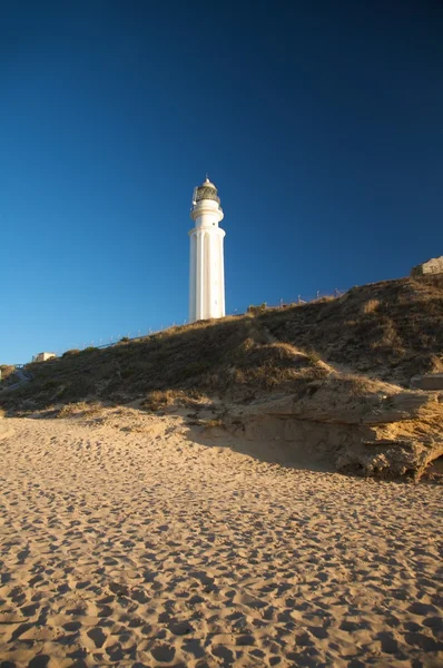 Пляж и маяк — стоковое фото