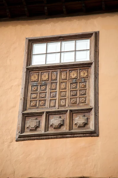 Wyrzeźbione okno — Zdjęcie stockowe