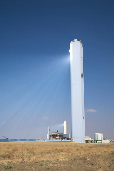 Höga tornet reflekterar solens strålar — Stockfoto