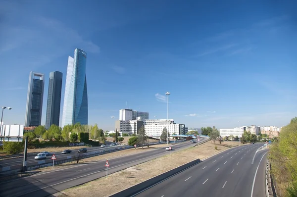 Autobahn und Wolkenkratzer — Stockfoto