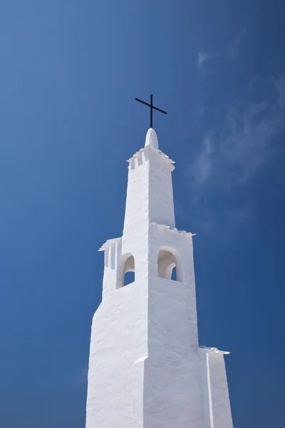 Czarny krzyż biały dzwonnica — Zdjęcie stockowe