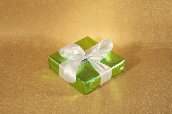 Brillant coffret cadeau vert avec arc blanc — Photo