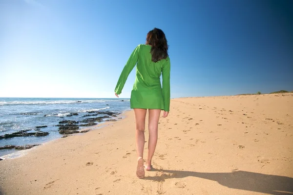 Зелене плаття жінка ходить — стокове фото