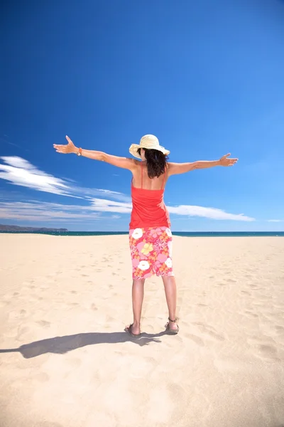 Mulher saudação com chapéu de palha na praia — Fotografia de Stock