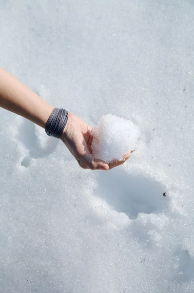 Hand met sneeuwbal — Stockfoto