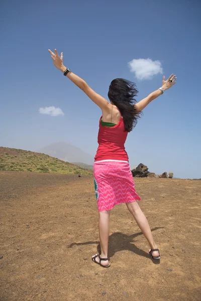 Woman greeting a volcano — Stock Photo, Image