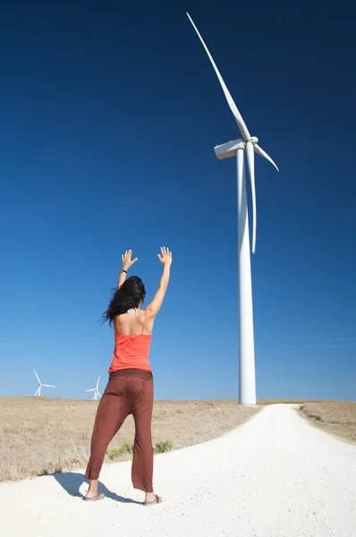 Frau begrüßt Windkraftanlage — Stockfoto