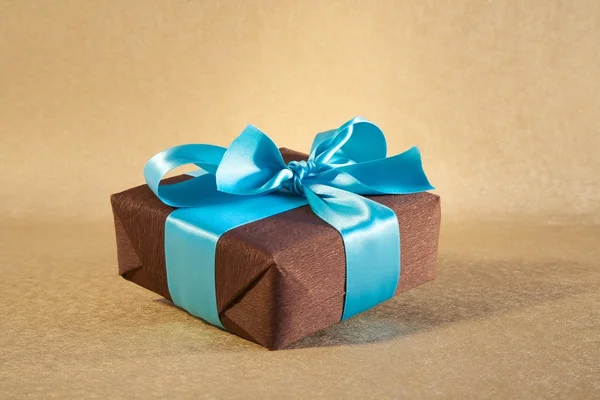 Caixa de presente marrom com arco ciano — Fotografia de Stock