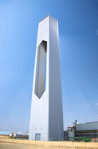 Висока вежа сонячної енергії — стокове фото