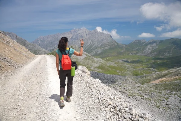 Victory mulher trekking na Cantábria — Fotografia de Stock