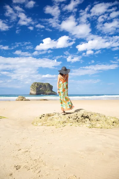 Marcher sur le rocher dans la plage de Ballota — Photo