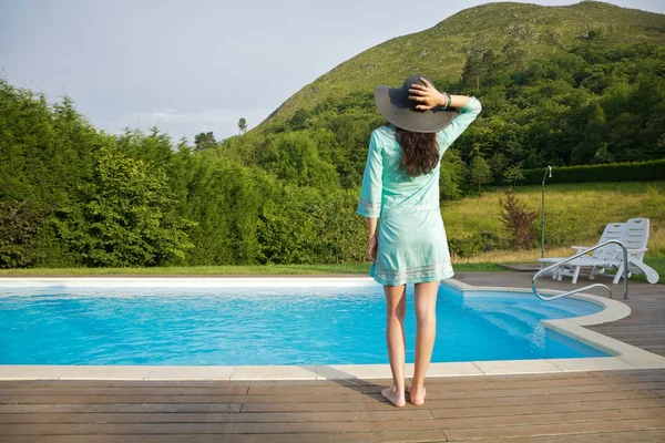 Mulher de volta na borda da piscina — Fotografia de Stock
