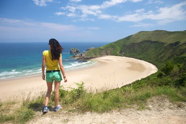 Camicia gialla donna sulla spiaggia di Torimbia — Foto Stock