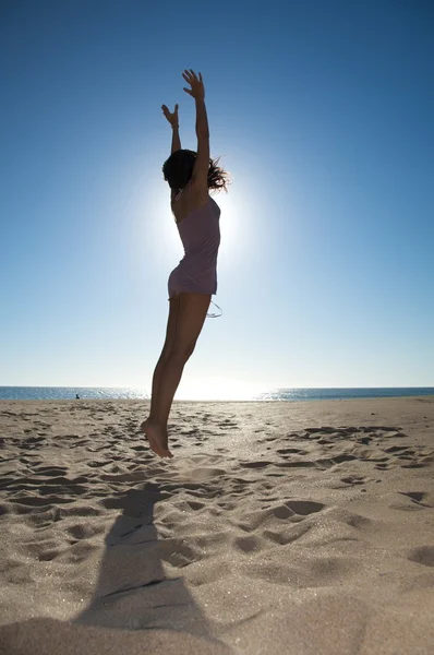 Güneşe karşı atlama — Stok fotoğraf