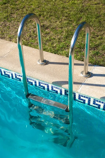 Žebřík bazén — Stock fotografie