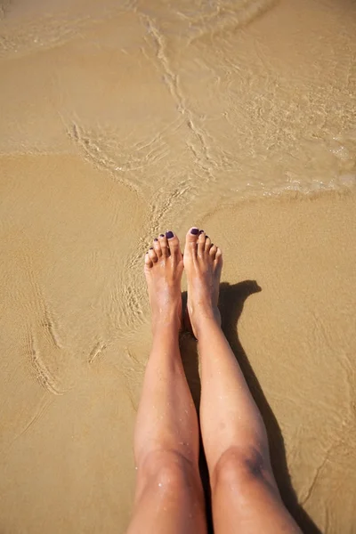 Nohy v oceánu na pláži conil — Stock fotografie