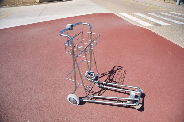 Osamělý zavazadlového vozíku — Stock fotografie